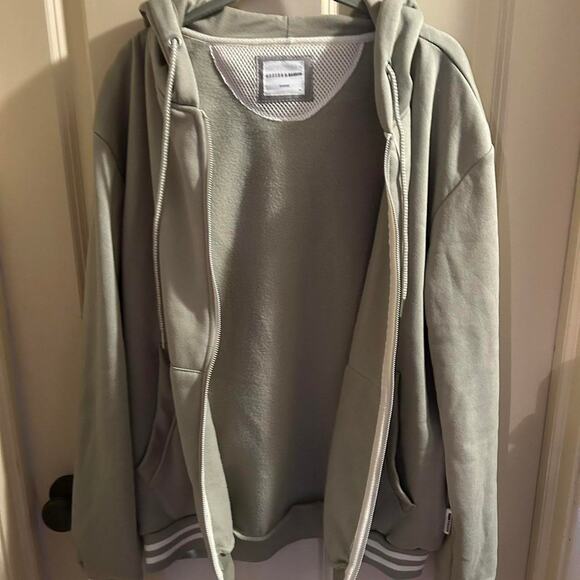 Minimal cute oversized zip up - Picture 3 of 4